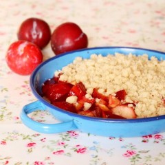 cakes_in_the_city_crumble_prunes_rouges.jpg